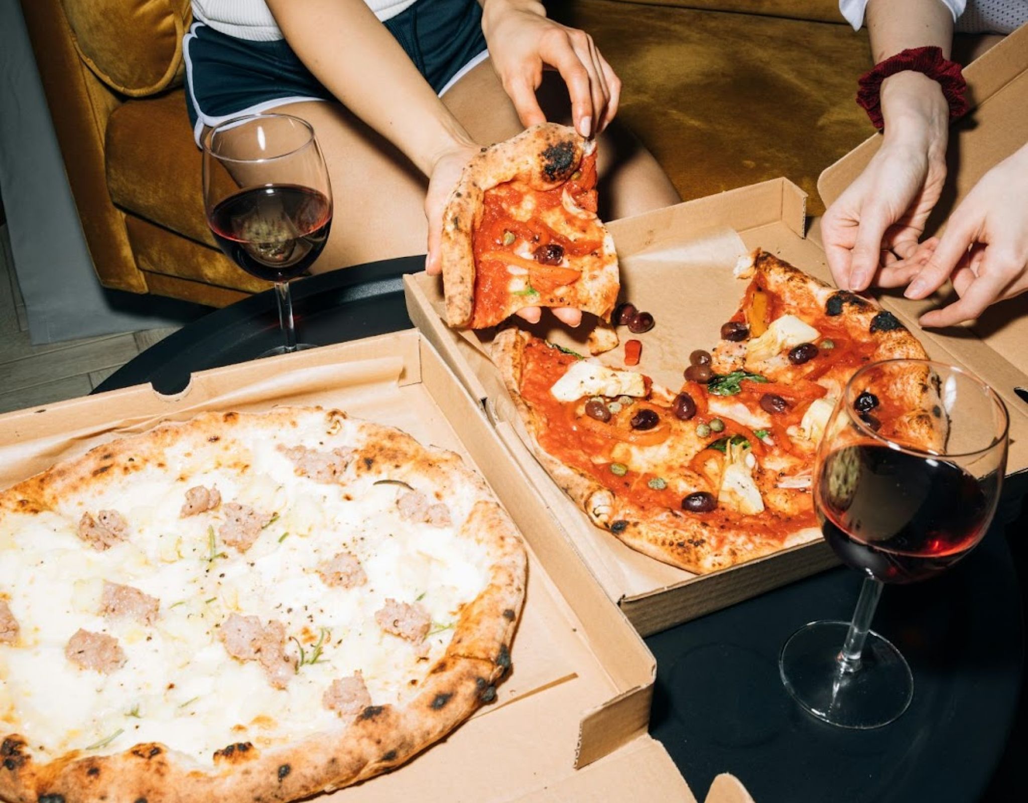 college students eating pizza