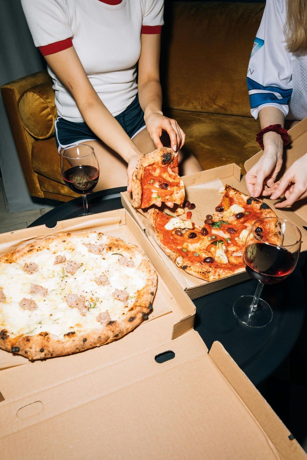 college students eating pizza