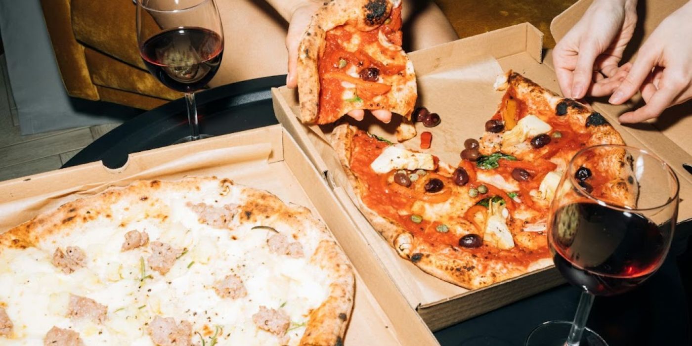 college students eating pizza