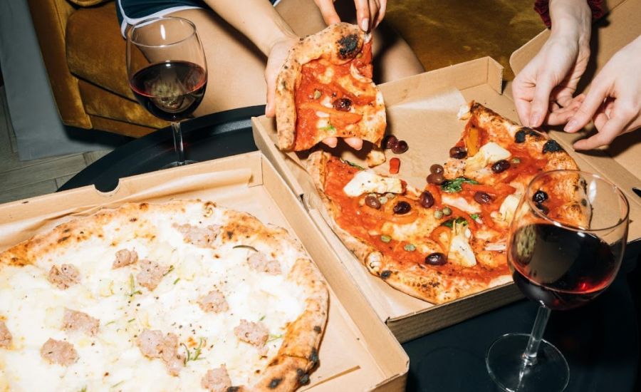 college students eating pizza